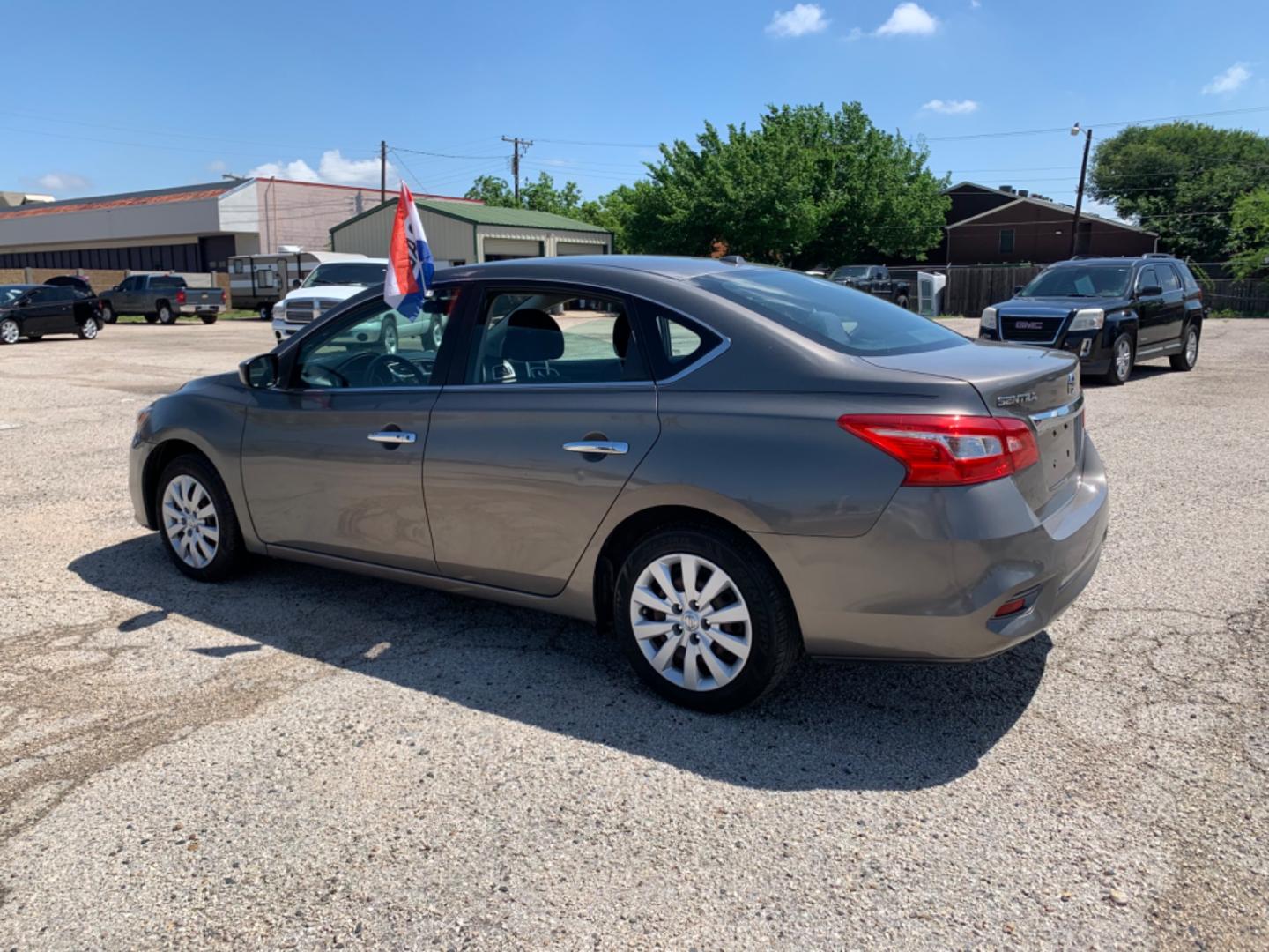 2016 Gray /gray Nissan Sentra SV (3N1AB7AP0GL) , AUTOMATIC transmission, located at 1830 North Belt Line Road, Irving, TX, 75061, (469) 524-0199, 32.834373, -96.993584 - Photo#5